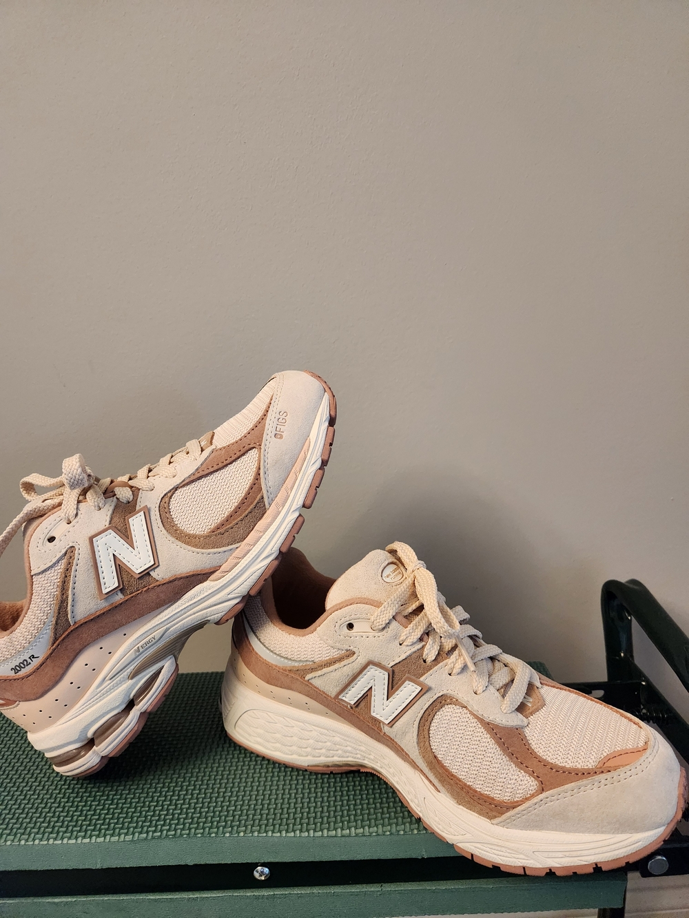 New Balance Unisex Rosa Pink/Tan 2002R Classic Running Sneakers